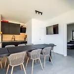 Freedom - Five Bedroom House With Balcony Vikendica