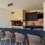 Freedom - Five Bedroom House With Balcony Vikendica