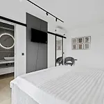 Freedom - Five Bedroom House With Balcony *