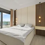 Freedom - Five Bedroom House With Balcony Vikendica