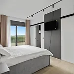 Freedom - Five Bedroom House With Balcony Vikendica *