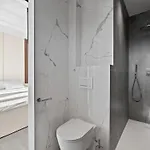 Freedom - Five Bedroom House With Balcony