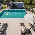 Freedom - Five Bedroom House With Balcony Vikendica