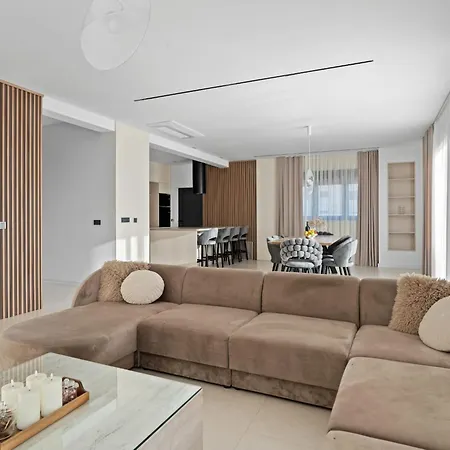 Freedom - Five Bedroom House With Balcony Ferienhaus *