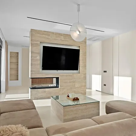 Freedom - Five Bedroom House With Balcony *