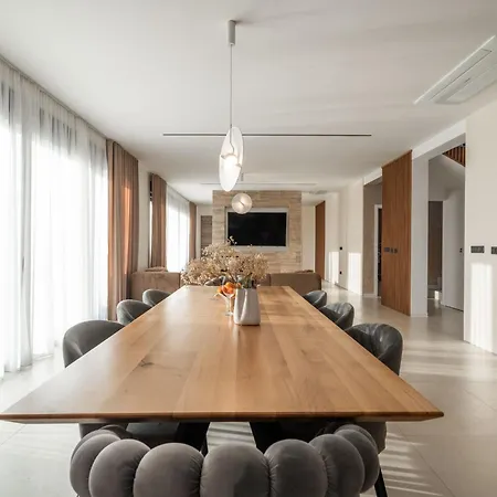 Freedom - Five Bedroom House With Balcony Mala Cista