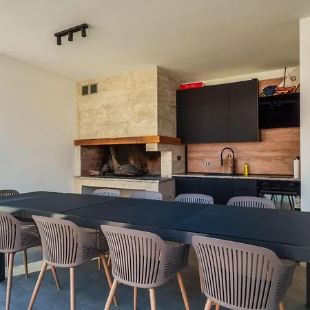 Freedom - Five Bedroom House With Balcony Dom wakacyjny