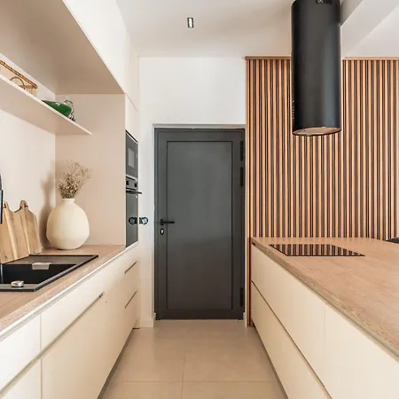 Freedom - Five Bedroom House With Balcony *