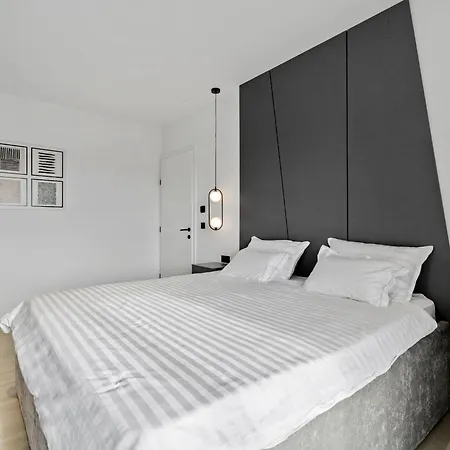 Freedom - Five Bedroom House With Balcony * Mala Cista