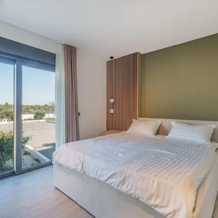 Freedom - Five Bedroom House With Balcony