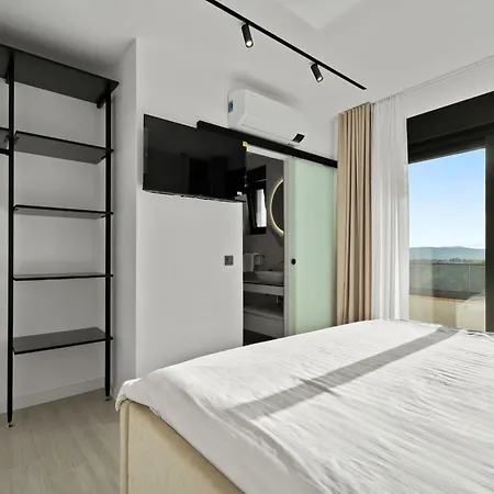 Freedom - Five Bedroom House With Balcony