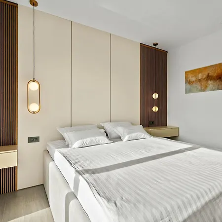 Freedom - Five Bedroom House With Balcony *