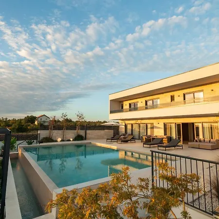 Freedom - Five Bedroom House With Balcony * וודיצה