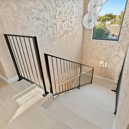 Freedom - Five Bedroom House With Balcony *