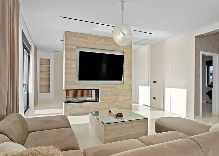 Freedom - Five Bedroom House With Balcony *