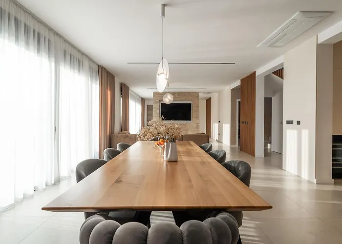 Freedom - Five Bedroom House With Balcony וודיצה