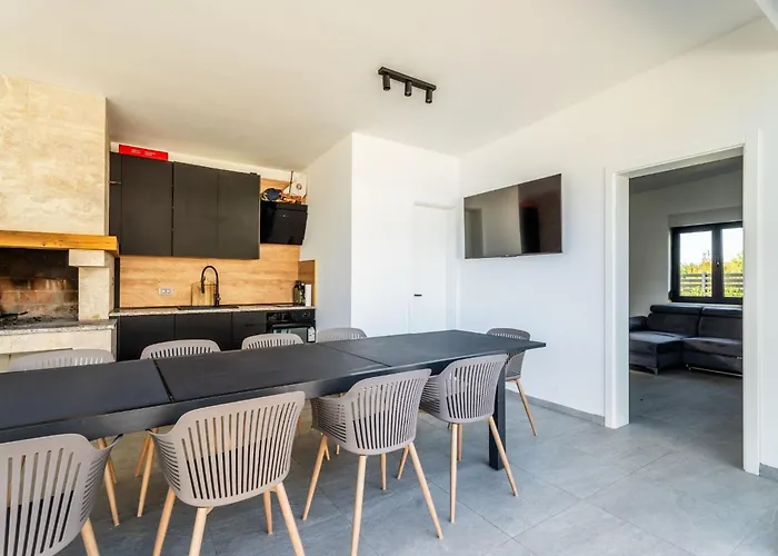 Freedom - Five Bedroom House With Balcony בית נופש