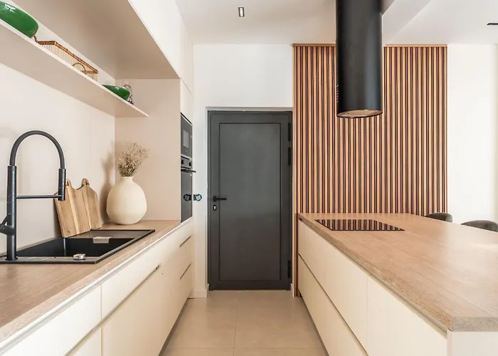 Freedom - Five Bedroom House With Balcony *