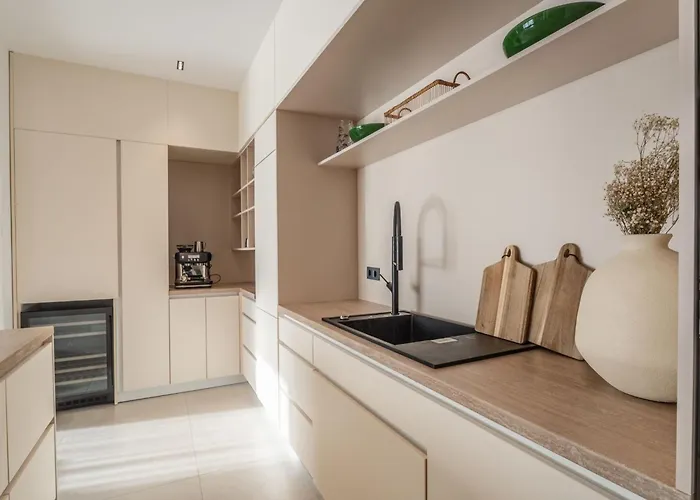 Freedom - Five Bedroom House With Balcony * Mala Cista