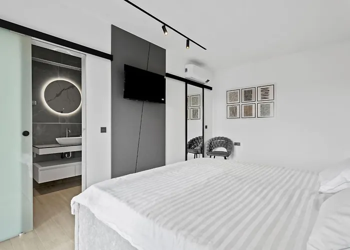 Freedom - Five Bedroom House With Balcony *