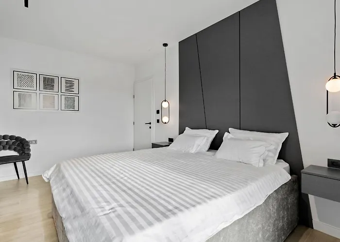 Freedom - Five Bedroom House With Balcony * Mala Cista