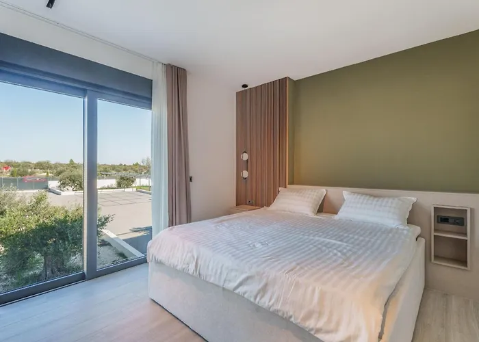 Freedom - Five Bedroom House With Balcony