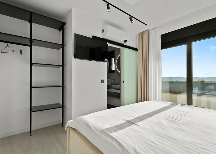 Freedom - Five Bedroom House With Balcony