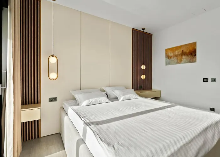 Freedom - Five Bedroom House With Balcony *