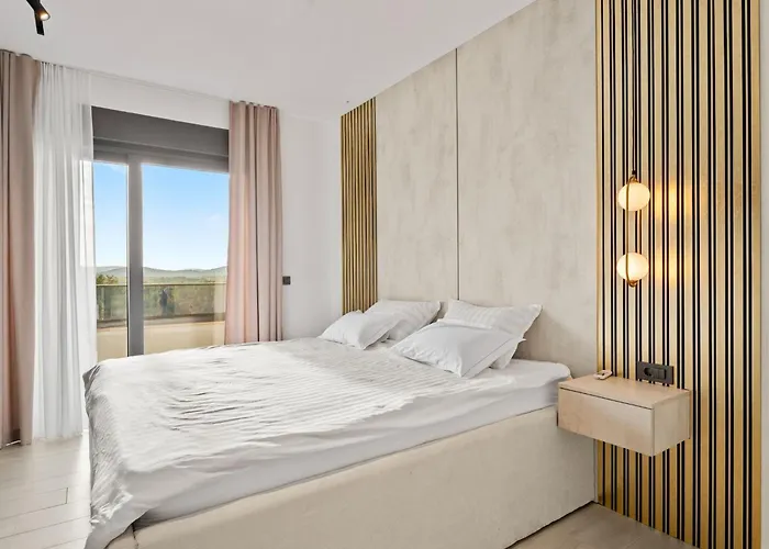 Freedom - Five Bedroom House With Balcony * Mala Cista