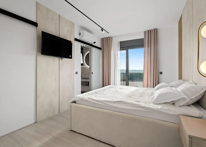 Freedom - Five Bedroom House With Balcony Mala Cista