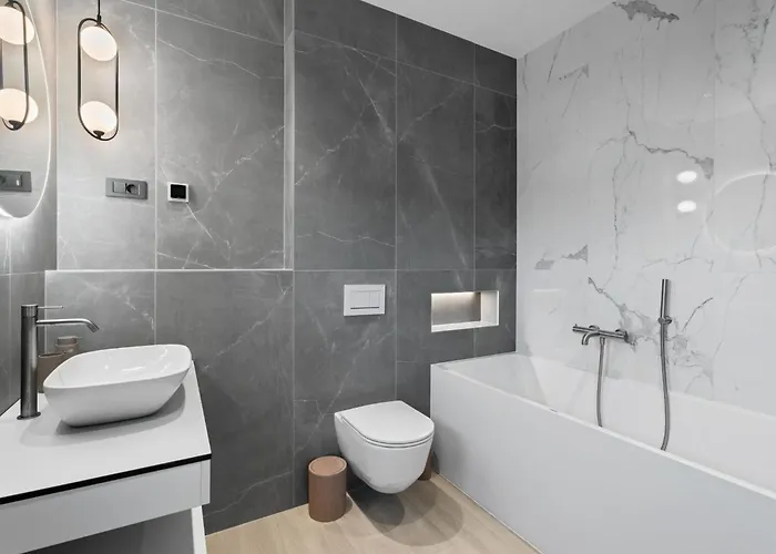 Freedom - Five Bedroom House With Balcony