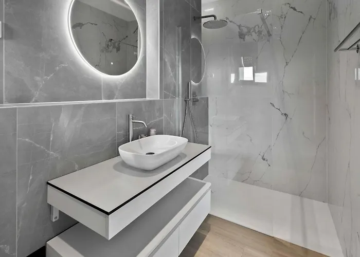 Freedom - Five Bedroom House With Balcony *