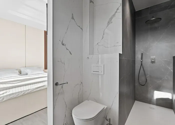 Freedom - Five Bedroom House With Balcony