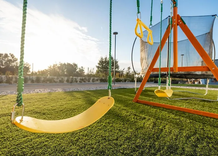 Freedom - Five Bedroom House With Balcony