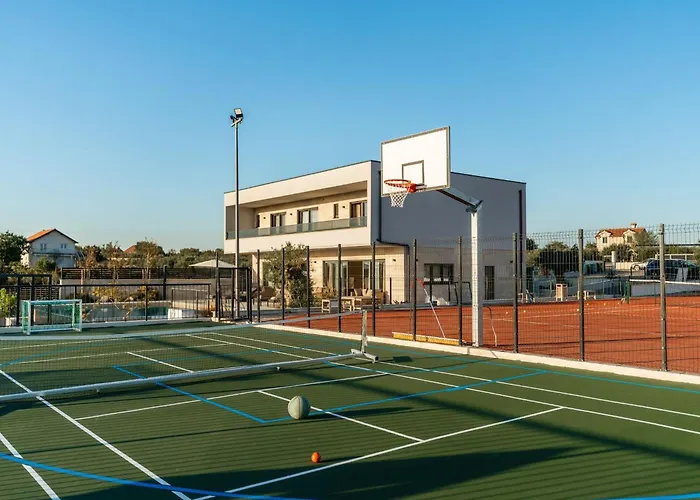 Freedom - Five Bedroom House With Balcony