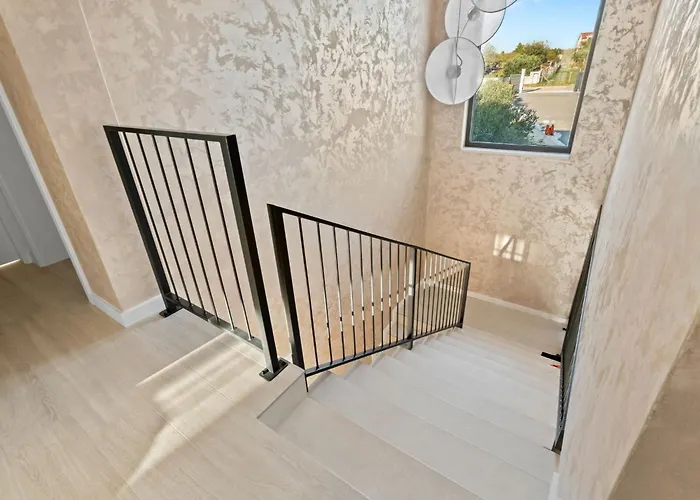 Freedom - Five Bedroom House With Balcony *